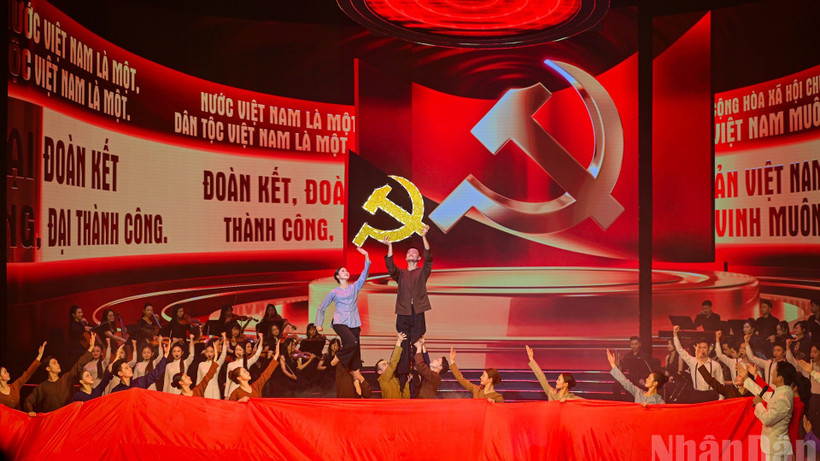 Một tiết mục trong chương trình nghệ thuật chính luận “Mãi mãi niềm tin theo Đảng”. (Ảnh: BẢO LONG)
