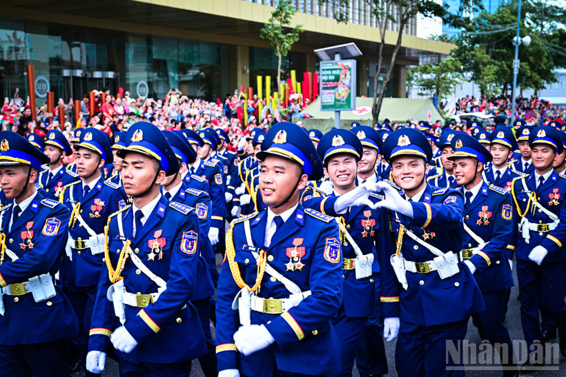 Tình cảm của các chiến sĩ cảnh sát biển gửi đến người dân đang cuồng nhiệt cổ vũ trên đường đoàn quân đi qua.