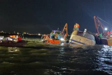 Lực lượng chức năng cứu hộ tàu chìm tại Vịnh Hạ Long. (Ảnh: QUANG THỌ)