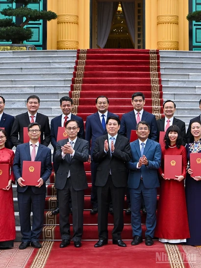 Chủ tịch nước Lương Cường cùng các Đại sứ được bổ nhiệm và đại biểu tại buổi lễ.