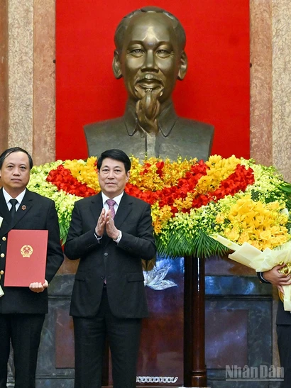 Chủ tịch nước Lương Cường trao Quyết định bổ nhiệm, tặng hoa chúc mừng các đồng chí Lê Tiến và Nguyễn Biên Thùy.