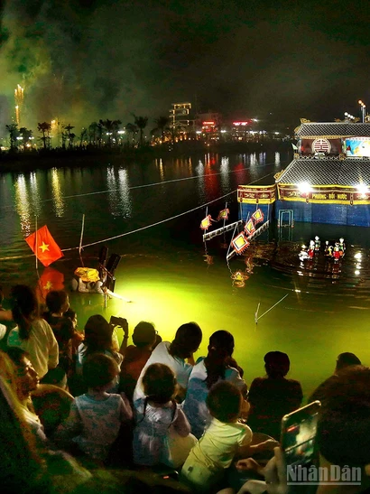 Toàn cảnh buổi biểu diễn rối nước tại ngày hội của địa phương.