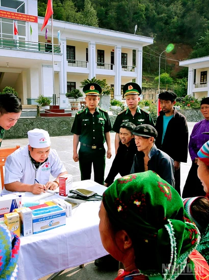 Đồn biên phòng Lũng Cú luôn đề cao công việc y tế với dân bản.