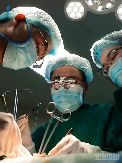 Ê-kíp tiến hành ghép thận cho bệnh nhân.