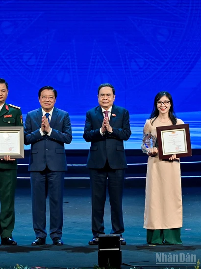Chủ tịch Quốc hội Trần Thanh Mẫn và Trưởng Ban Nội chính Trung ương Phan Đình Trạc trao giải A cho các tác giả, đại diện nhóm tác giả đạt giải.
