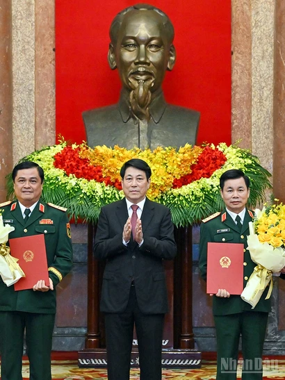 Chủ tịch nước Lương Cường trao Quyết định thăng quân hàm Thượng tướng cho Phó chủ nhiệm Tổng cục Chính trị Quân đội nhân dân Việt Nam Đỗ Xuân Tụng và Chính ủy Học viện Quốc phòng Đỗ Văn Bảnh.