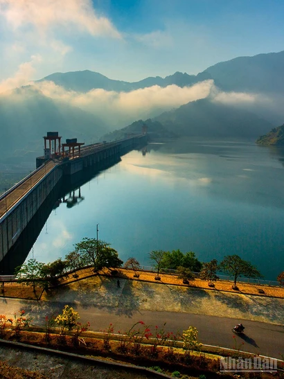 Nắng sớm trên đập thủy điện Sơn La.