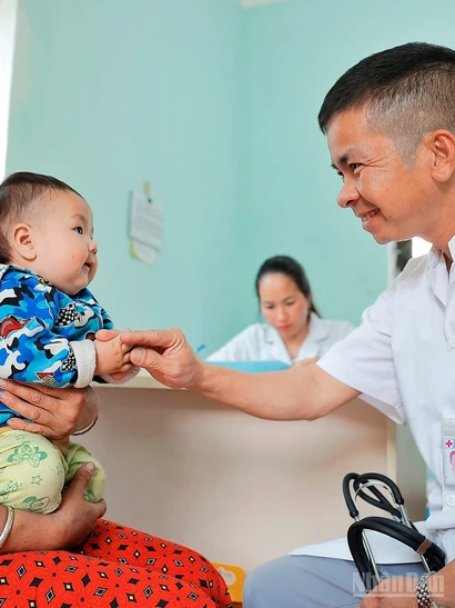 Bác sĩ Nguyễn Duy Đông khám cho bệnh nhi tại Trạm y tế Lũng Cú.
