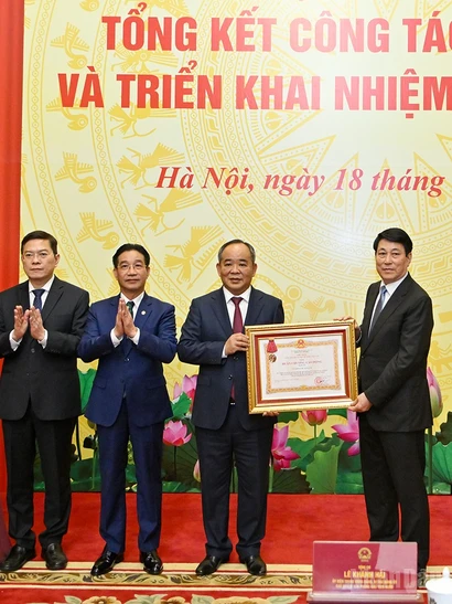 Chủ tịch nước Lương Cường trao Huân chương Lao động hạng Ba tặng Văn phòng Chủ tịch nước.