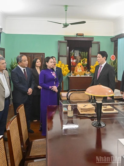 Chủ tịch nước Lương Cường, Phó Chủ tịch nước Võ Thị Ánh Xuân với cán bộ Khu di tích Chủ tịch Hồ Chí Minh tại Phủ Chủ tịch và đại biểu tại Nhà 67.