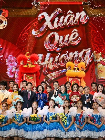 Chủ tịch nước Lương Cường và Phu nhân Nguyễn Thị Minh Nguyệt cùng các đại biểu và nghệ sĩ tại Chương trình Xuân Quê hương 2026.