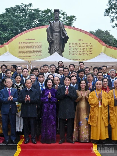 Chủ tịch nước Lương Cường và Phu nhân Nguyễn Thị Minh Nguyệt cùng các đại biểu và kiều bào tại Tượng đài Vua Lý Thái Tổ.