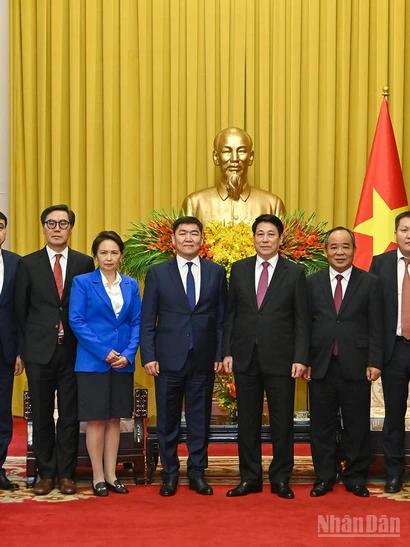 Chủ tịch nước Lương Cường và Chánh án Tòa án tối cao Mông Cổ Ganzorig Damdin cùng các đại biểu tại buổi tiếp.