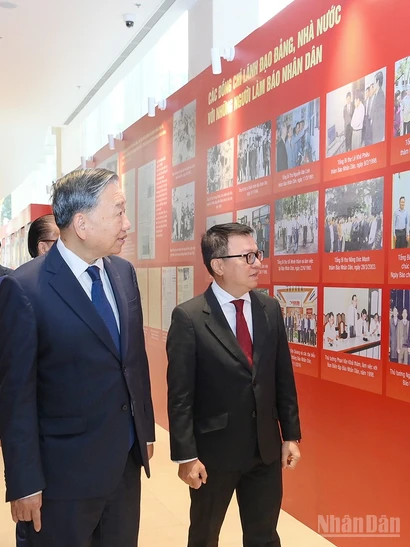 Tổng Bí thư Tô Lâm cùng các đại biểu tham quan trưng bày bên lề Lễ kỷ niệm 75 năm Ngày Báo Nhân Dân ra số đầu.