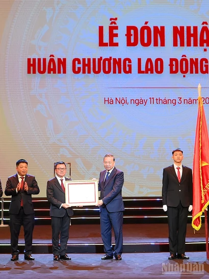 Tổng Bí thư Tô Lâm trao Huân chương Lao động Nhất tặng Báo Nhân Dân tại Lễ kỷ niệm 75 năm Ngày Báo Nhân Dân ra số đầu.