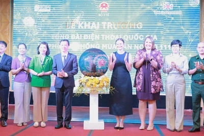 Các đại biểu khai trương Tổng đài điện thoại quốc gia về phòng, chống mua bán người 111 (Ảnh Ban tổ chức)