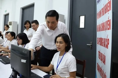 Lãnh đạo phường Yên Hòa mới, Hà Nội, kiểm tra công tác vận hành thử nghiệm mô hình chính quyền hai cấp. (Ảnh minh họa QUỐC TOẢN)