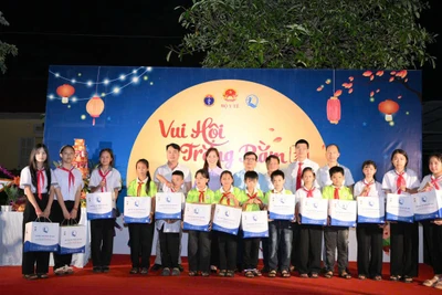 Trao quà cho trẻ em tại chương trình. (Ảnh NFVC) 