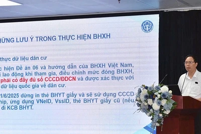 Cán bộ của Bảo hiểm xã hội khu vực I giới thiệu về Luật Bảo hiểm xã hội năm 2024. (Ảnh: HSS)
