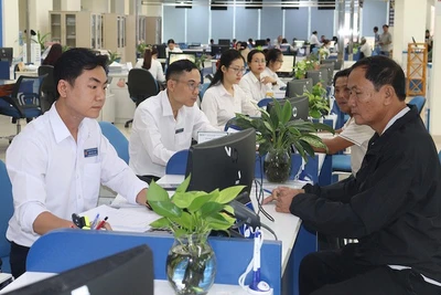 Cán bộ tại bộ phận một cửa Ủy ban nhân dân tỉnh Quảng Ngãi tiếp đón và giải quyết hồ sơ cho người dân. (Ảnh: HIỂN CỪ)