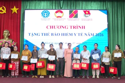 Bảo hiểm xã hội cơ sở Bến Cát (Bảo hiểm xã hội Thành phố Hồ Chí Minh) trao thẻ bảo hiểm y tế cho người nghèo trên địa bàn. (Ảnh HSS) 