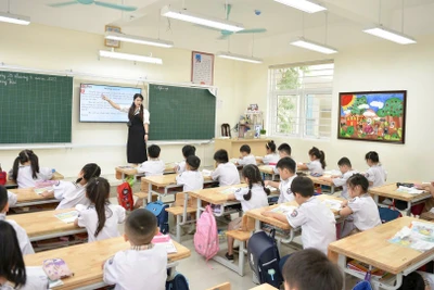 Giờ học của cô giáo và học sinh Trường tiểu học Vạn Bảo, Hà Nội. (Ảnh THẾ ĐẠI)