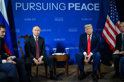 Tổng thống Mỹ Donald Trump (phải) và Tổng thống Nga Vladimir Putin tại cuộc gặp ở Alaska. (Ảnh: Fanpape Nhà trắng)