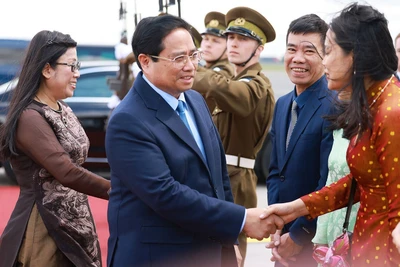 Lễ tiễn Thủ tướng Phạm Minh Chính và Phu nhân kết thúc chuyến thăm chính thức Estonia. (Ảnh: TTXVN)