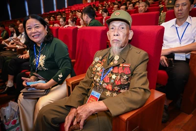 Thương binh Nguyễn Văn Tích, 96 tuổi, nguyên Trung đoàn trưởng E263 Phòng không không quân, đã tham gia 3 cuộc kháng chiến chống Pháp, chống Mỹ và chiến tranh biên giới.