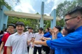 Thí sinh phấn khởi sau khi hoàn thành tốt bài thi môn Toán trong kỳ thi tuyển sinh lớp 10 công lập sáng 8/6.