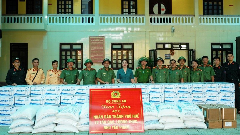 Thiếu tướng Nguyễn Hồng Nguyên (thứ 6 từ trái qua), Phó Chánh Văn phòng Bộ Công an trao 70 tấn gạo, lương thực và nhu yếu phẩm hỗ trợ người dân.