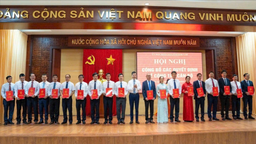 Phó Bí thư Tỉnh ủy, Chủ tịch Ủy ban nhân dân tỉnh Đắk Lắk Tạ Anh Tuấn trao quyết định bổ nhiệm Giám đốc các sở, ngành, đơn vị của tỉnh.