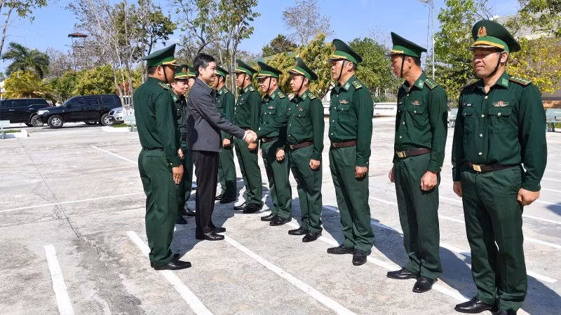 Chủ tịch Ủy ban nhân dân tỉnh Đắk Lắk Tạ Anh Tuấn đến thăm và chúc Tết Đồn Biên phòng Ia Rvê.