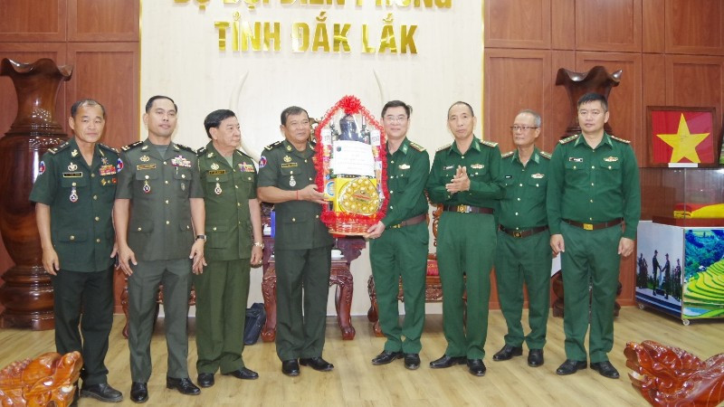 Trung tướng Keo Neang, Phó Cục trưởng Cục Công tác biên giới thuộc Bộ Tổng Tư lệnh Quân đội Hoàng gia Campuchia tặng quà, chúc mừng năm mới tới cán bộ, chiến sĩ Ban Chỉ huy Bộ đội Biên phòng tỉnh Đắk Lắk.