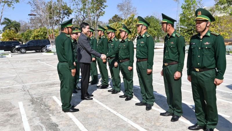 Chủ tịch Ủy ban nhân dân tỉnh Đắk Lắk Tạ Anh Tuấn đến thăm và chúc Tết Đồn Biên phòng Ia Rvê.