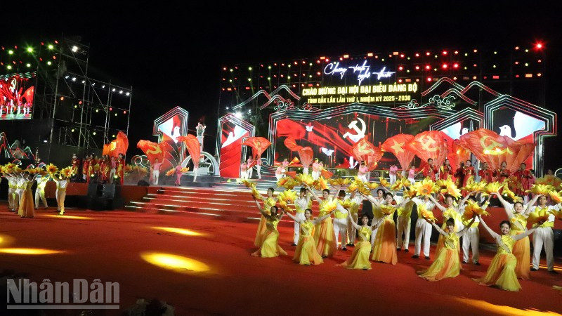 Một tiết mục ca ngợi Đảng quang vinh.