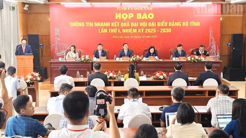 Quang cảnh buổi họp báo.