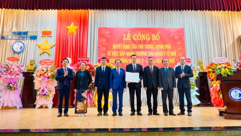 Tiến sĩ Lê Đình Nghị, Vụ trưởng Vụ Tổ chức cán bộ, Bộ Giáo dục và Đào tạo trao Quyết định của Thủ tướng Chính phủ cho lãnh đạo Trường Đại học Y-Dược Huế.
