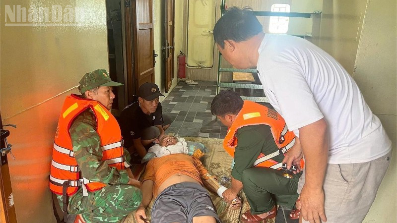 Cán bộ, chiến sĩ Đồn Biên phòng Cửa khẩu Cảng Vũng Rô khẩn trương sơ cứu thuyền viên bị chấn thương ngay tại khoang tàu.