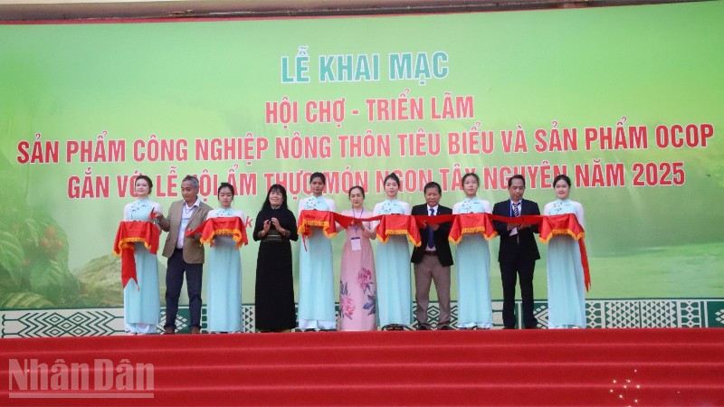 Lãnh đạo Sở Công thương tỉnh Đắk Lắk và các đại biểu cắt băng khai trương hội chợ-triển lãm.