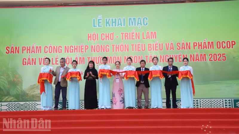 Lãnh đạo Sở Công thương tỉnh Đắk Lắk và các đại biểu cắt băng khai trương hội chợ-triển lãm.