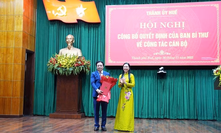 Ủy viên Trung ương Đảng, Phó Trưởng ban Tổ chức Trung ương Bùi Thị Quỳnh Vân trao quyết định cho đồng chí Nguyễn Khắc Toàn.