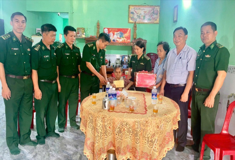 Đoàn công tác Ban Chỉ huy Bộ đội Biên phòng tỉnh Đắk Lắk và Ủy ban nhân dân xã Ia Rvê thăm và tặng quà Mẹ Việt Nam Anh hùng Nguyễn Thị Xuân.