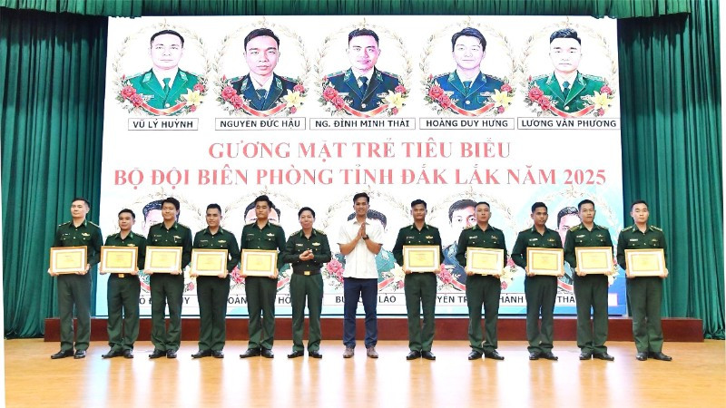 Lãnh đạo Ban Chỉ huy Bộ đội Biên phòng tỉnh Đắk Lắk và lãnh đạo Tỉnh đoàn Đắk Lắk trao tặng danh hiệu cho 10 “Gương mặt trẻ tiêu biểu”.