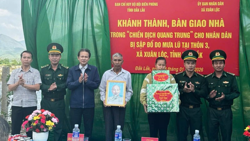Lãnh đạo Bộ đội Biên phòng Đắk Lắk và xã Xuân Lộc bàn giao nhà, tặng quà cho gia đình bà Phạm Tôn Nữ Lệ Kiều.
