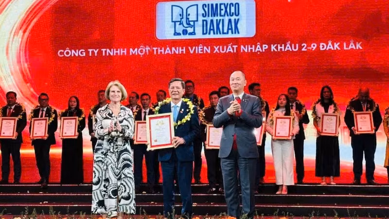 Ban tổ chức trao chứng nhận Simexco Daklak là một trong top 500 doanh nghiệp lớn nhất Việt Nam năm 2025.