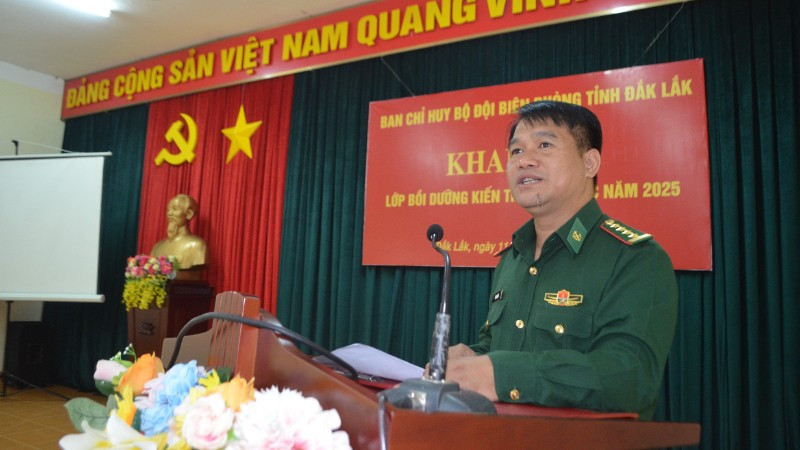 Đại tá Rơ Lan Ngân, Phó Chính ủy Ban Chỉ huy Bộ đội Biên phòng tỉnh Đắk Lắk phát biểu tại buổi khai mạc lớp tập huấn.