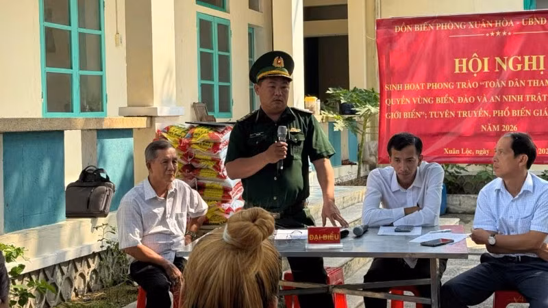 Cán bộ Đồn Biên phòng Xuân Hòa tuyên truyền pháp luật, phổ biến nội dung chống khai thác hải sản bất hợp pháp (IUU) tại hội nghị sinh hoạt phong trào ở xã Xuân Lộc.