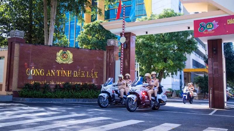 Lực lượng Cảnh sát giao thông, Công an tỉnh Đắk Lắk ra quân kiểm soát, xử lý các phương tiện vi phạm.