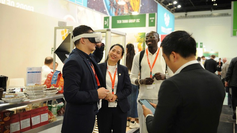 Khách tham quan trải nghiệm VR 360 (thực tế ảo), tái hiện toàn bộ chuỗi cung ứng từ nông trại đến nhà máy, từ canh tác đến chế biến, đóng gói của Simexco Đắk Lắk tại Hội chợ Quốc tế Anuga 2025 diễn ra tại Đức từ ngày 4 đến 8/10/2025.